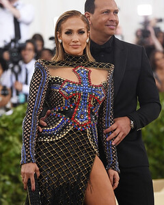 Met Gala – 2018: самые эффектные пары на красной дорожке